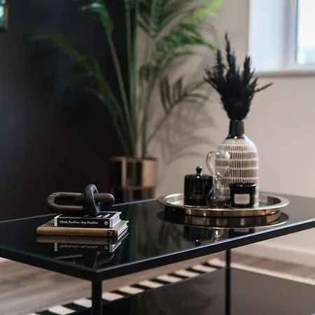 Lovely 2 Bed In - Sleeps 4 *