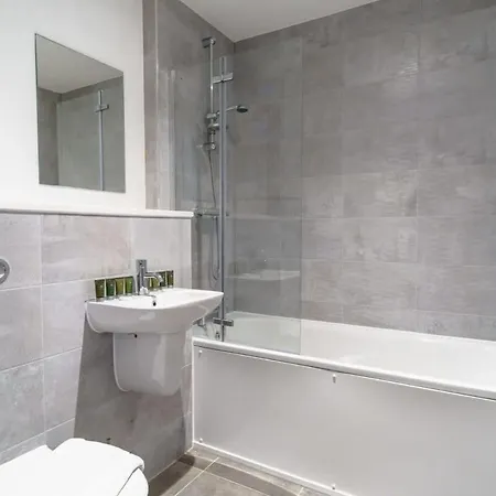 Stunning 2 Bed In Salford With Views *
