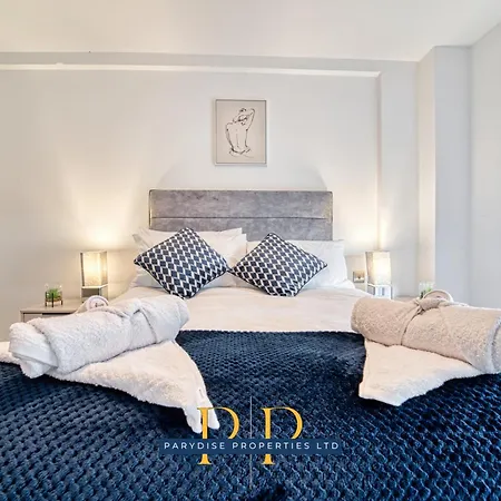 The Middlewood Plaza - By Parydise - Business Or Leisure Stays, Location, Sleeps 4, Salford *