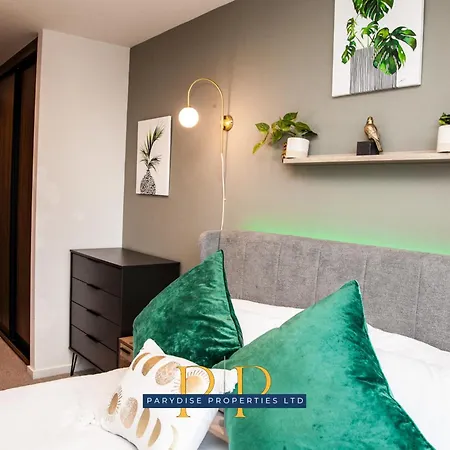 Apartment Manchester Skyview Suite - Luxury & Modern 1-Br Urban Stay By Parydise Properties