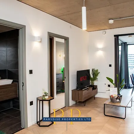 Apartment Manchester Skyview Suite - Luxury & Modern 1-Br Urban Stay By Parydise Properties