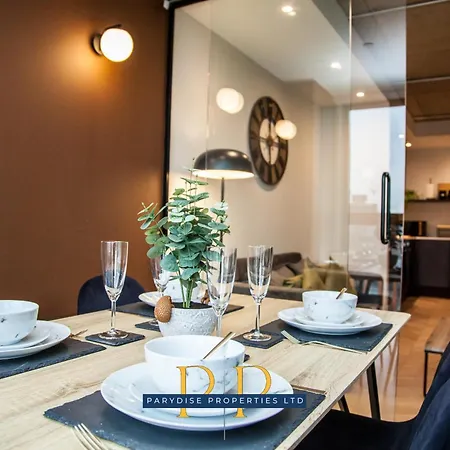 Lägenhet Skyline Haven - Modern 1br Retreat For 2 With Rooftop Access By Parydise