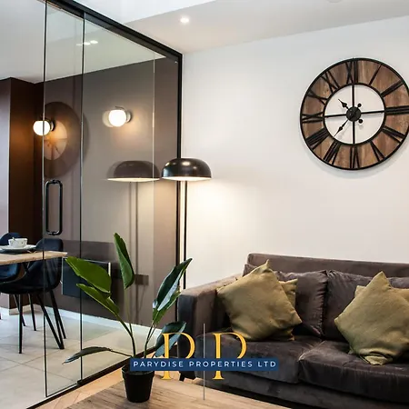 Mancunian Skyline Haven - Sleek & Cosy 1-Bed Near Deansgate And Manchester City Centre - With City View - Ideal For Business & Leisure Stays By Parydise Properties דירה *