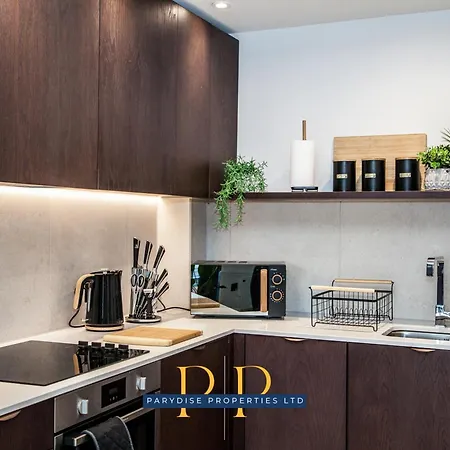 Apartment Manchester Skyview Suite - Luxury & Modern 1-Br Urban Stay By Parydise Properties