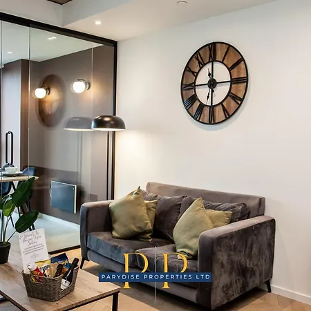 Manchester Skyview Suite - Luxury & Modern 1-Br Urban Stay By Parydise Properties *