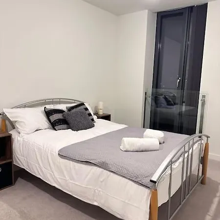 Stylish 2 Bedroom Apartment *