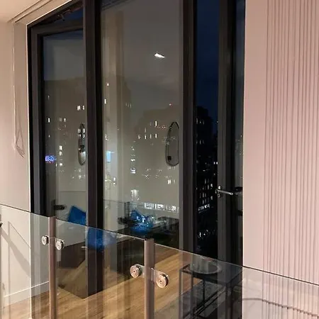 Apartment Stylish 2 Bedroom *