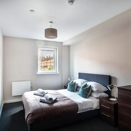 Spacious & Modern 2 Bed In *