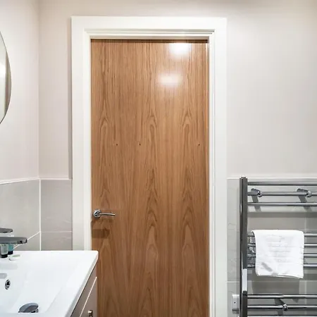 Bright & Modern 2 Bed In Lejlighed *