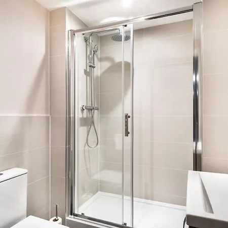 Bright & Modern 2 Bed In شقة