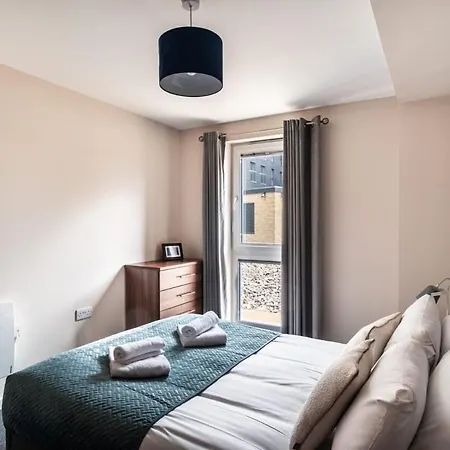 Bright & Modern 2 Bed In