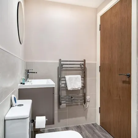 Bright & Modern 2 Bed In مانشستر