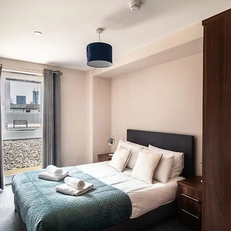 Bright & Modern 2 Bed In