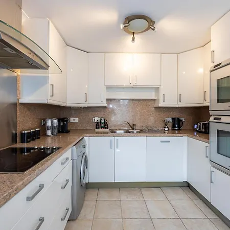 Long Term Bookings With Driveway - Sleeps 14 Manchester