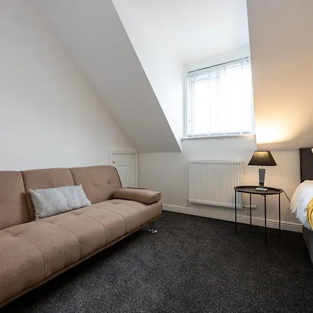 Апартаменты Long Term Bookings With Driveway - Sleeps 14 *