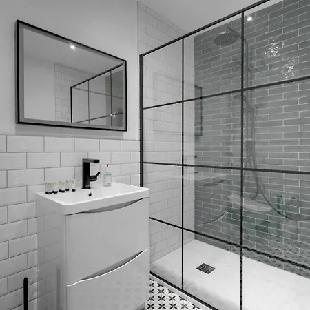 Apartman Luxury King Near Royal Hospital - Pass The Keys *