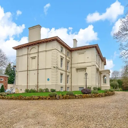 Apartman Luxury King Near Royal Hospital - Pass The Keys *