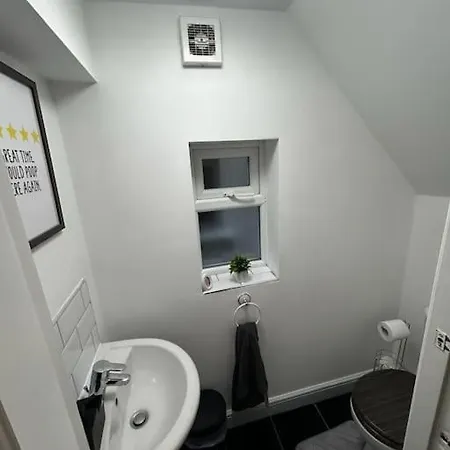 شقة Lovely 5br In Manchester. Close To The مانشستر
