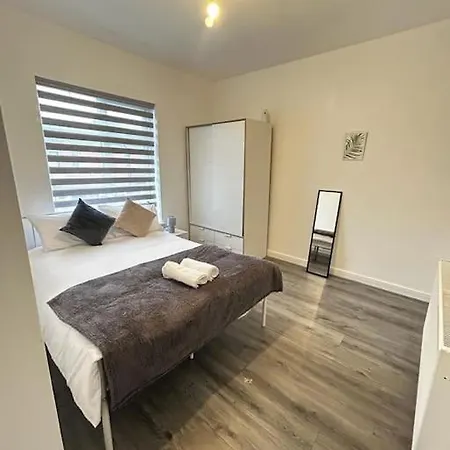 Lovely 5br In Manchester. Close To The Apartment *