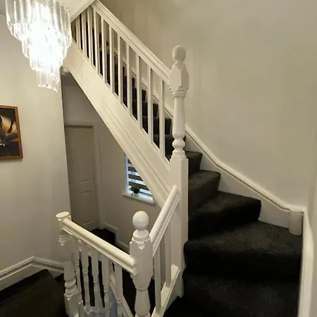 Lovely 5br In Manchester. Close To The مانشستر
