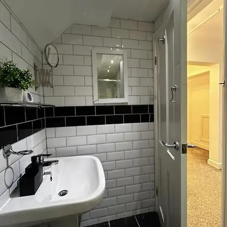شقة Lovely 5br In Manchester. Close To The مانشستر