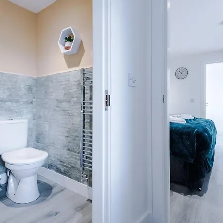 The Ecclesian Deluxe Near Trafford Centre Eccles Train Station Apartment *