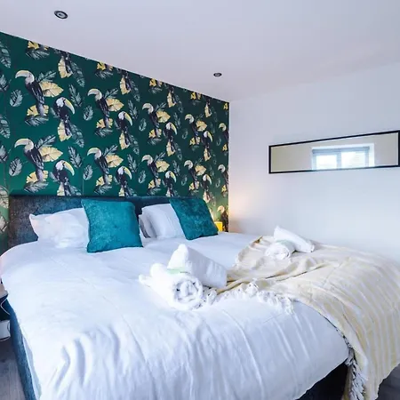 The Ecclesian Deluxe Near Trafford Centre Eccles Train Station * Manchester