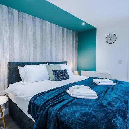 The Ecclesian Deluxe Near Trafford Centre Eccles Train Station Apartment