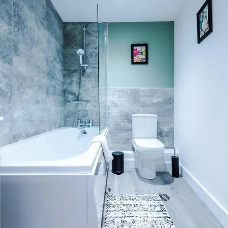 The Ecclesian Deluxe Near Trafford Centre Eccles Train Station * Manchester