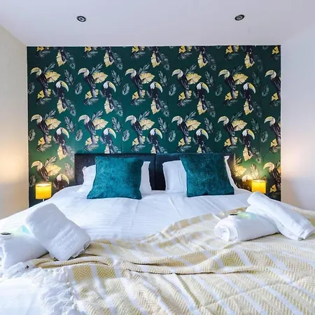 The Ecclesian Deluxe Near Trafford Centre Eccles Train Station *