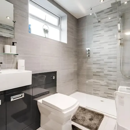 Majestic Gem - Pool Table - Coop - Etihad - Parking Манчестер