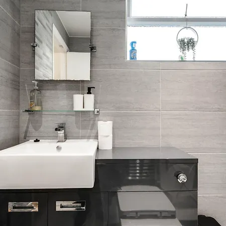 Majestic Gem - Pool Table - Coop - Etihad - Parking