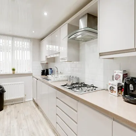 Majestic Gem - Pool Table - Coop - Etihad - Parking Дом отдыха