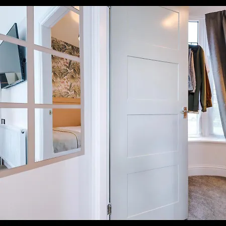 Entire Cozy Apt, Prime Location & Free Parking * Manchester