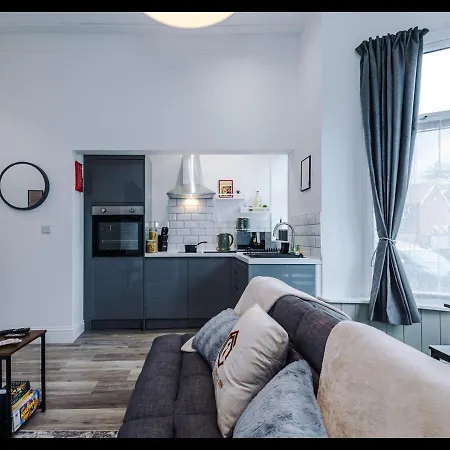 Entire Cozy Apt, Prime Location & Free Parking