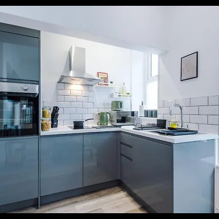 Entire Cozy Apt, Prime Location & Free Parking Apartment Manchester