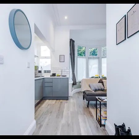 Entire Cozy Apt, Prime Location & Free Parking Apartment Manchester