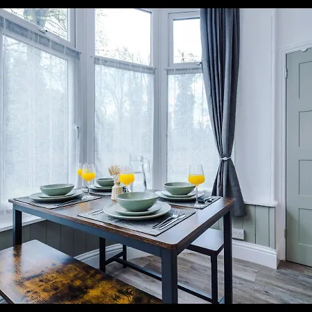 Apartment Entire Cozy Apt, Prime Location & Free Parking *