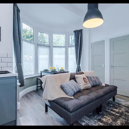 Entire Cozy Apt, Prime Location & Free Parking *