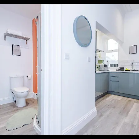 Entire Cozy Apt, Prime Location & Free Parking Apartment Manchester