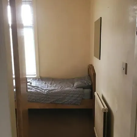 Single Room - Town & University Nearby, 24H Bus, Airport-Linked * Manchester