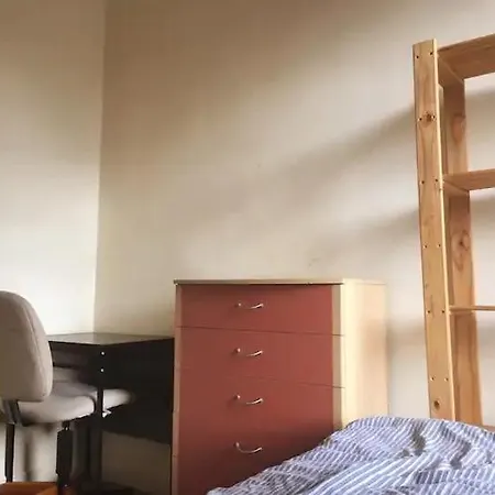Single Room - Town & University Nearby, 24H Bus, Airport-Linked Privatunterkunft *