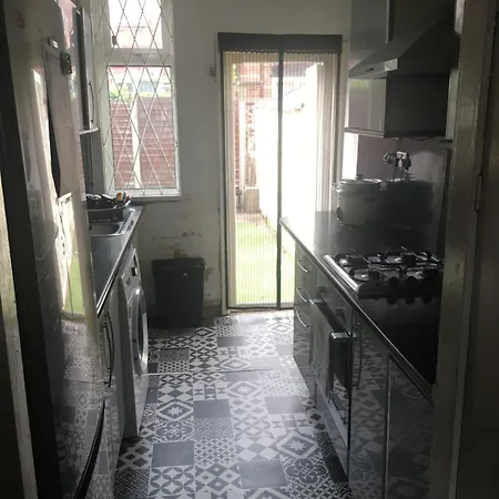 Single Room - Town & University Nearby, 24H Bus, Airport-Linked Manchester