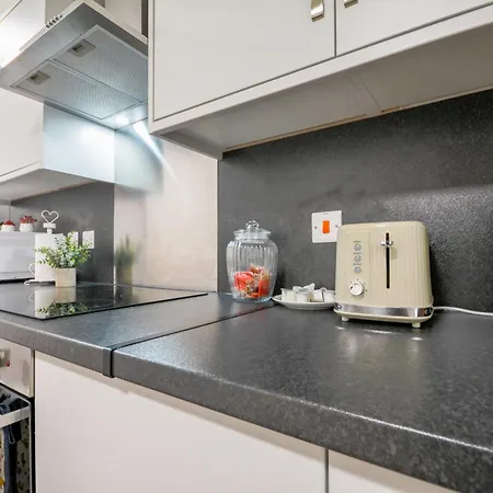 Stylish One-bedroom With Free Parking Sleeps 4 マンチェスター