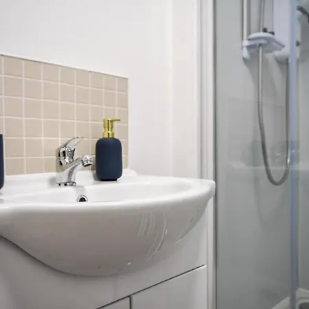 Stylish One-bedroom With Free Parking Sleeps 4 Manchester