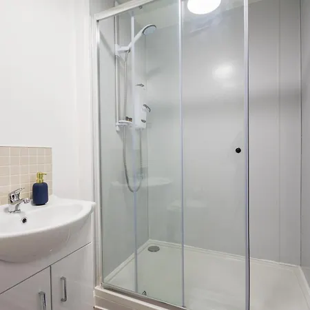 Stylish One-bedroom With Free Parking Sleeps 4 Manchester