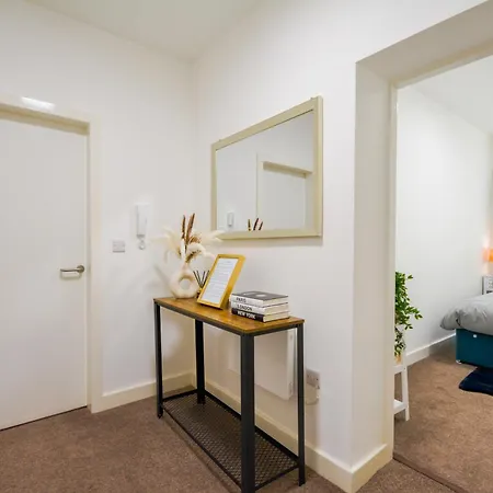 Apartment Stylish One-bedroom With Free Parking Sleeps 4 Manchester