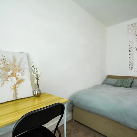 Apartment Stylish One-bedroom With Free Parking Sleeps 4 Manchester