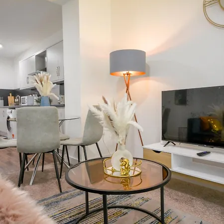 Apartment Stylish One-bedroom With Free Parking Sleeps 4