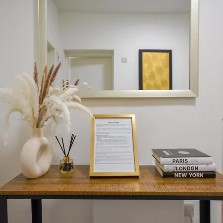 アパート Stylish One-bedroom With Free Parking Sleeps 4 マンチェスター